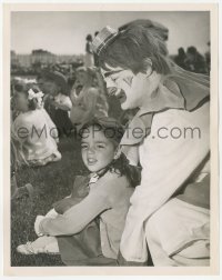 3r0361 LIZA MINNELLI 8x10 still 1950 as a 4 year old with a clown at a birthday party by Weissman!