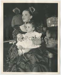 3r0471 PIRATE candid deluxe 8x10 still 1948 Judy Garland & baby Liza Minnelli between scenes!