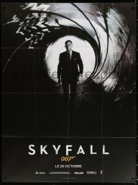 3w1406 SKYFALL teaser French 1p 2012 Daniel Craig as James Bond 007 standing in gun barrel!