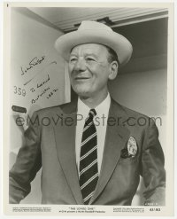 3y0326 JOHN GIELGUD signed 8x10 still 1965 close up wearing suit, tie & hat in The Loved One!