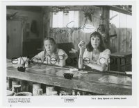 3y0386 SISSY SPACEK signed 8x10.25 still 1977 sitting in diner with Shelley Duvall in 3 Women!
