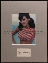 3y0149 RAQUEL WELCH signed 2x4 index card in 12x16 display 1980s sexy portrait with pigtails!