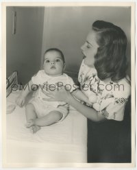 3z0235 JUDY GARLAND/LIZA MINNELLI deluxe 8x10 still 1946 mom Judy holding newborn baby Liza!
