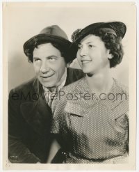 3z0329 NIGHT AT THE OPERA candid 8x10 still 1935 Chico Marx with his daughter Maxine visiting on set!