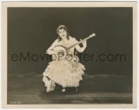 3z0418 SHOW BOAT deluxe 8x10 still 1929 pretty Laura La Plante playing banjo on stage!