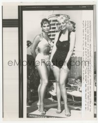 3z0500 YVONNE CRAIG/SANDRA GILES 7.25x9 news photo 1957 both Texans in swimsuits w/ southern charm!