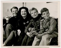 3z0092 CLARA BOW/REX BELL 7.25x9 news photo 1947 she was on radio show, posing with their two sons!