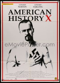 4k0171 AMERICAN HISTORY X Italian 1p 1999 black & white image of Edward Norton as skinhead neo-Nazi!