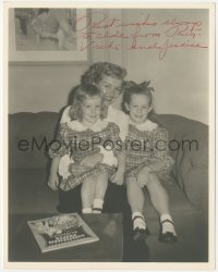 4p0336 BETTY GRABLE signed deluxe 8x10 still 1950s at home on the couch with her two daughters!
