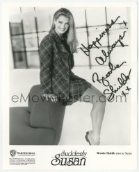 4p0342 BROOKE SHIELDS signed TV 8x10 still 1996 beautiful seated smiling portrait in Suddenly Susan!