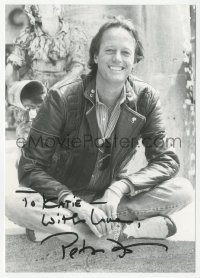 4p0281 PETER FONDA signed 5x7 photo 1970s seated smiling portrait outdoors in leather jacket!