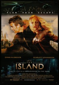 4s0983 ISLAND DS 1sh 2005 great image of Ewan McGregor & sexy Scarlet Johansson on the run!