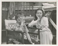 4w1251 GLORIA GRAHAME 8x10 still 1950s she's staring at boy sitting in her personal chair!
