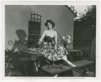 4w1546 PIPER LAURIE 8.25x10 still 1952 arranging flowers at home while not working at Universal!
