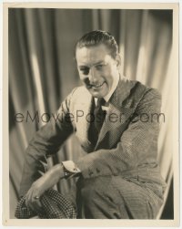 4w1754 WARREN WILLIAM 8x10.25 still 1930s smiling portrait resting his arm on his knee by Fryer!