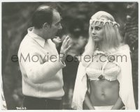 4w1760 WHEN DINOSAURS RULED THE EARTH candid deluxe English 8x10 still 1970 Val Guest & Victoria Vetri!