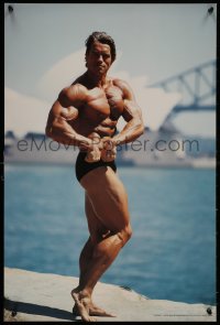 5b0232 ARNOLD SCHWARZENEGGER 18x27 special poster 1985 Sydney Opera House, turning while posing!