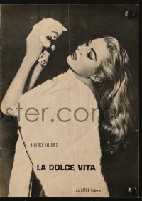 5f0040 LA DOLCE VITA program 1961 Federico Fellini, close up of sexy Anita Ekberg with kitten!
