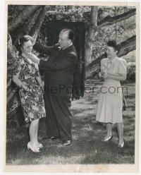 5k0014 ALFRED HITCHCOCK 7.25x9 news photo 1946 wife watches him position daughter for the camera!