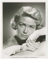 5k0176 DOROTHY MALONE 8.25x10 still 1955 wearing gloves & looking worried from Artists and Models!