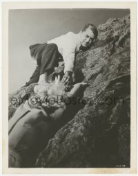 5k0464 NORTH BY NORTHWEST 8x10.25 still 1959 Cary Grant helps Eva Marie Saint climb up Mt. Rushmore!