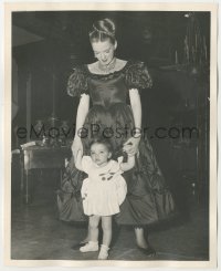 5k0488 PIRATE candid deluxe 8x10 still 1948 Judy Garland in costume helping baby Liza Minnelli walk!
