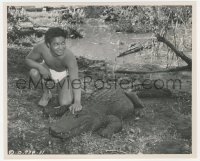 5k0577 SONG OF INDIA candid 8.25x10 still 1949 great c/u of Sabu looking over his crocodile co-star!