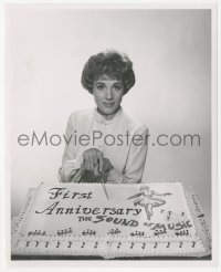 5k0580 SOUND OF MUSIC candid 8.25x10 still 1966 Julie Andrews cutting the first anniversary cake!