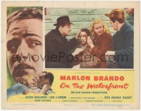 5k1296 ON THE WATERFRONT LC 1954 Saint, Malden & bloodied Marlon Brando on docks, Elia Kazan!