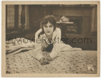 5k1542 WEAVER OF DREAMS LC 1919 intense portrait of Viola Dana on bed staring at the camera, rare!
