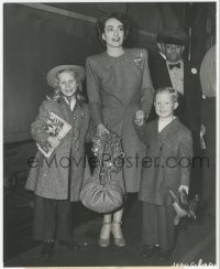 5k0340 JOAN CRAWFORD/CHRISTINA CRAWFORD 7.25x9 still 1947 with Christopher, about to make Possessed!