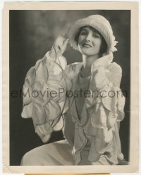 5k0424 MARY ASTOR 8.25x10 news photo 1923 17 years old, modeling a dress with yards of ruffles!