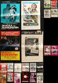 5m0546 LOT OF 26 CUT PRESSBOOKS 1940s-1970s advertising a variety of different movies!