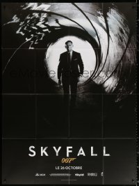 5w1353 SKYFALL teaser French 1p 2012 Daniel Craig as James Bond 007 standing in gun barrel!
