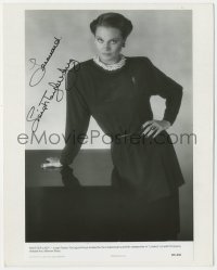 5y0516 LEIGH TAYLOR-YOUNG signed 6.5x9.75 still 1981 she's beautiful but diabolical in Looker!