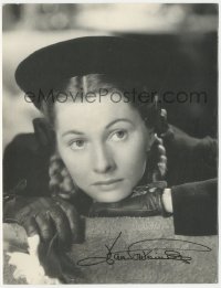 5y0256 JOAN FONTAINE signed book page 1970s great close portrait wearing hat & leather gloves!