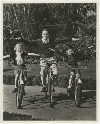 5z0032 BOB HOPE 11.25x14 still 1950s on bicycles with his kids without using their hands!