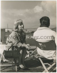 5z0075 DAYS OF WINE & ROSES candid deluxe 10.5x13.5 still 1963 Lee Remick & dialogue director on set!