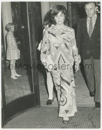 5z0094 ELIZABETH TAYLOR 8.5x10.75 still 1970s in cool dress with Richard Burton by Roger Picard!