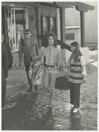 5z0095 ELIZABETH TAYLOR 8x10.5 still 1970s with husband Richard Burton & daughter Maria!