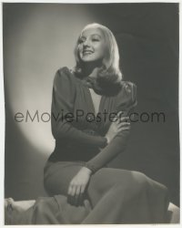 5z0097 EVELYN KEYES deluxe 11x14 still 1940s full-length seated smiling blonde portrait in cool gown!