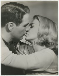 5z0106 FROM THE TERRACE 10x13.25 still 1960 best portrait of Paul Newman & Joanne Woodward kissing!