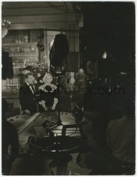 5z0119 GOING HOLLYWOOD candid deluxe 11x14.25 still 1933 Crosby & Davies play roulette on the set!