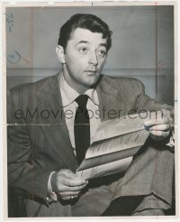 5z0260 ROBERT MITCHUM 11.25x14 news photo 1953 close up reading complaint in court by S.A. Hixson!