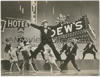 5z0279 SINGIN' IN THE RAIN deluxe 10x13 still 1952 Gene Kelly in the Broadway Melody Ballet number!