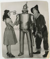 5z0335 WIZARD OF OZ candid deluxe 9x11 still 1939 Ray Bolger watches Judy Garland oil jack Haley!