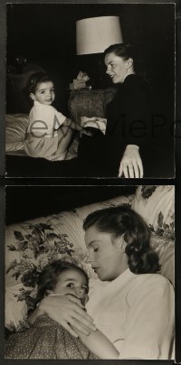 5z0380 JUDY GARLAND/LIZA MINNELLI 3 deluxe 11x11.5 stills 1940s mom Judy sitting with young Liza!