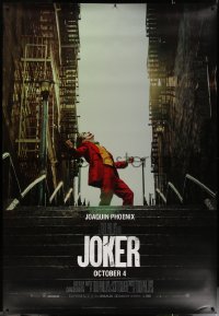 6a0373 JOKER DS bus stop 2019 Joaquin Phoenix as the DC Comics villain at the top of the stairs!