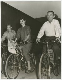 6c0906 AUDREY HEPBURN/DANNY KAYE/BING CROSBY 7.5x9.5 still 1954 riding bikes on the studio lot!