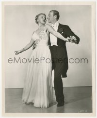 6c0916 BARKLEYS OF BROADWAY 8.25x10 still 1949 full-length portrait of Ginger Rogers & Fred Astaire!